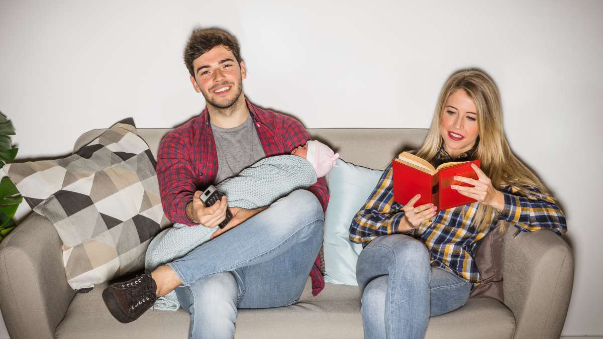 Pareja ve la tele el 9 de febrero