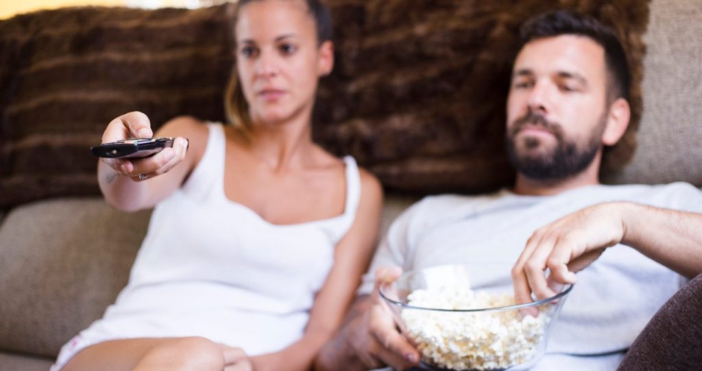 Pareja ve la tele el 10 de marzo