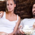 Pareja ve la tele el 10 de marzo