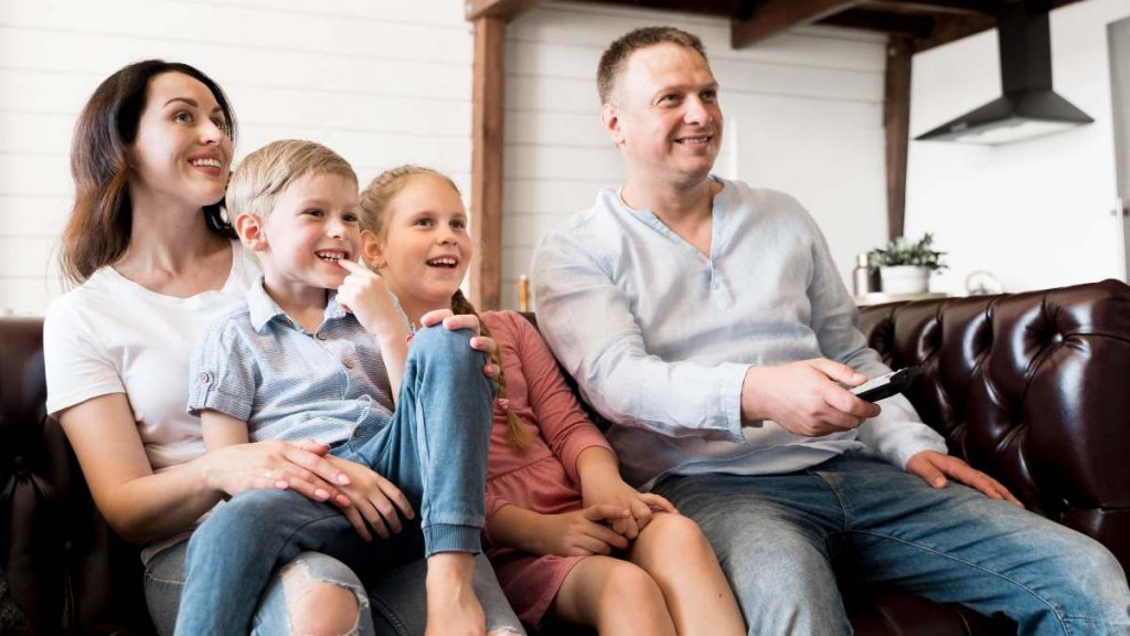 Familia ve la tele el 12 de marzo