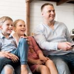 Familia ve la tele el 12 de marzo
