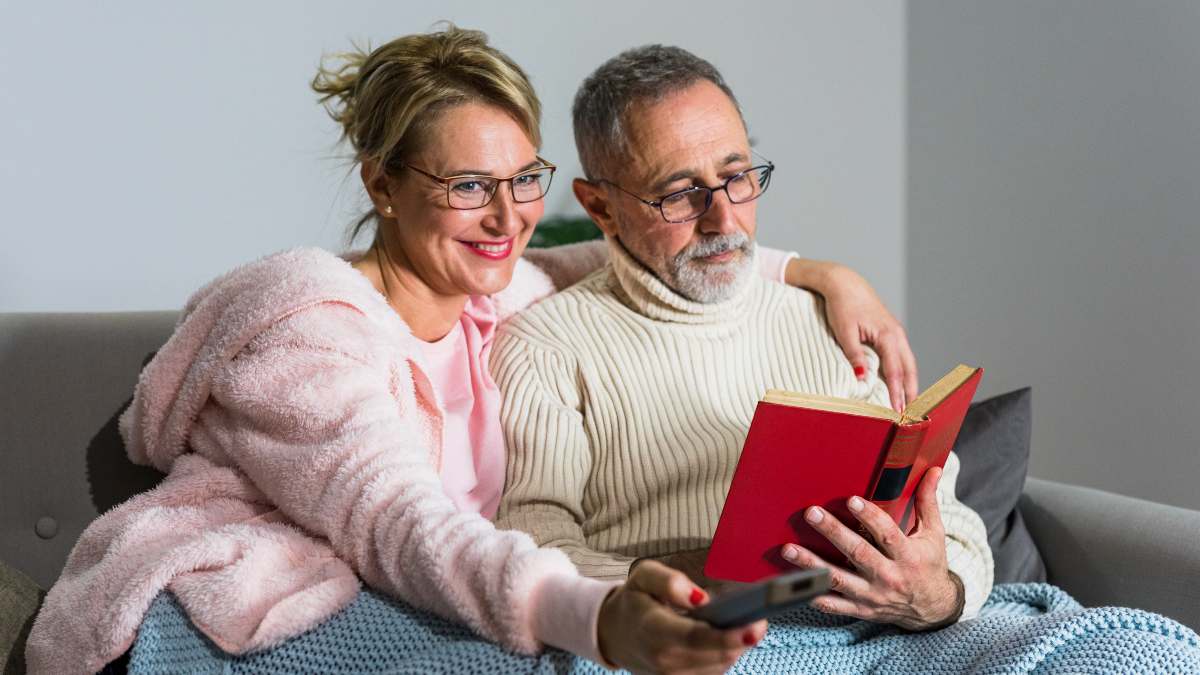 Pareja ve la tele el 13 de marzo