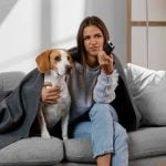 Mujer ve la tele el 14 de marzo