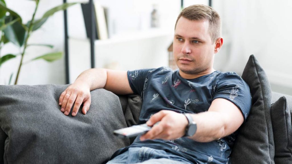 Hombre ve la tele el 15 de marzo