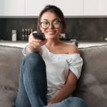 Mujer ve la tele el 16 de marzo