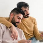 Pareja ve la tele el 17 de marzo