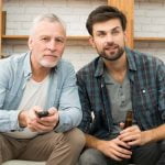 Padre e hijo ven la tele el 19 de marzo