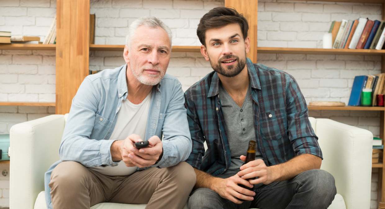Padre e hijo ven la tele el 19 de marzo