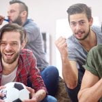 Amigos ven la tele el 2 de marzo