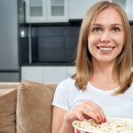 Mujer ve la tele el 20 de marzo