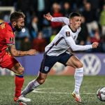 Phil Foden envuelto en pelea con aficionados en Manchester