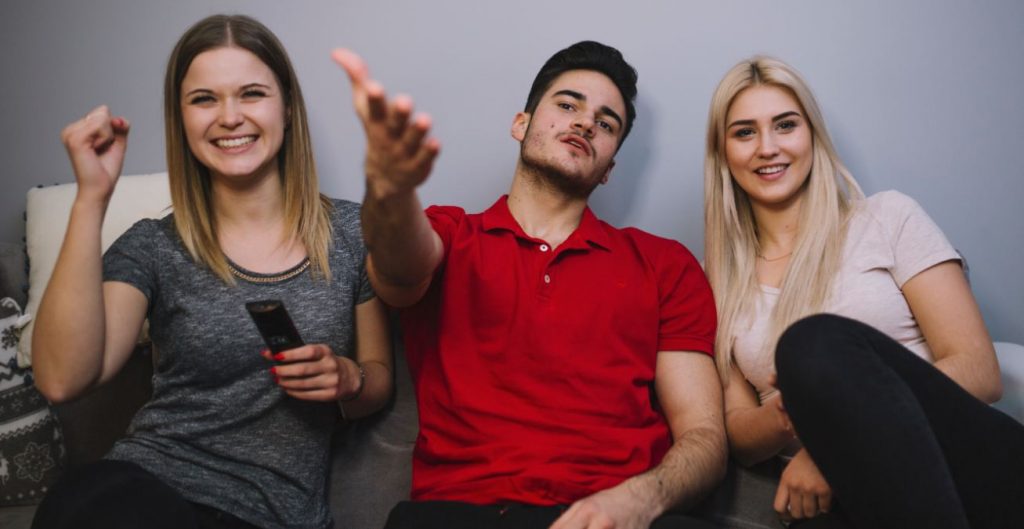 Amigos ven la tele el 21 de marzo