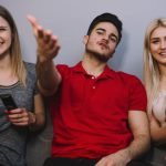Amigos ven la tele el 21 de marzo
