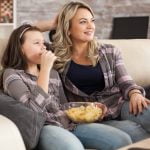 Madre e hija ven la tele el 22 de marzo