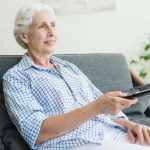Mujer ve la tele el 23 de marzo