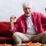 Hombre ve la tele el 24 de marzo