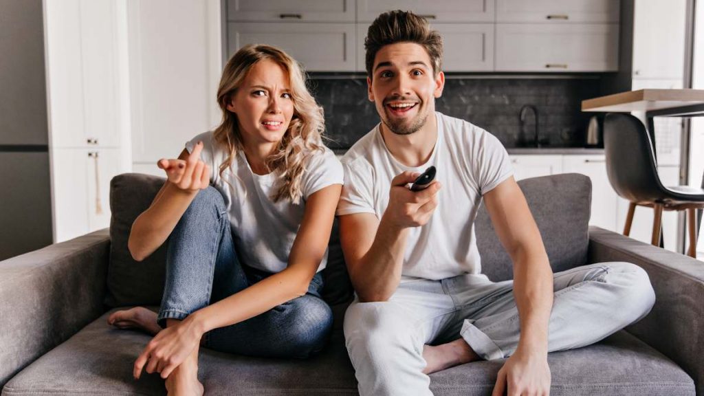 Pareja ve la tele el 25 de marzo