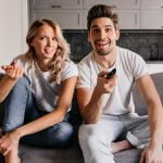 Pareja ve la tele el 25 de marzo