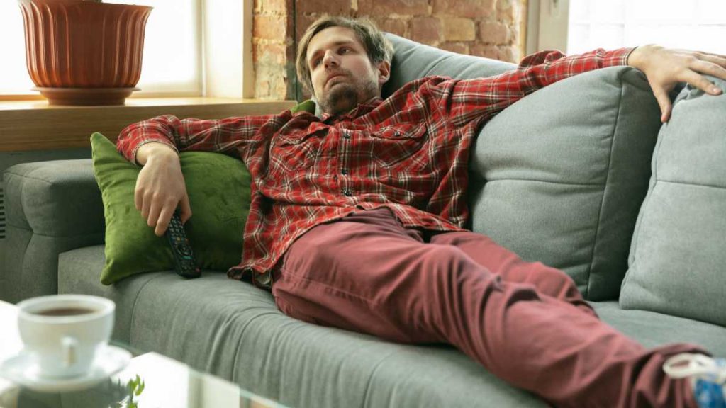 Hombre ve la tele el 26 de marzo