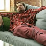 Hombre ve la tele el 26 de marzo