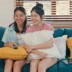 Mujeres ven la tele el 27 de marzo