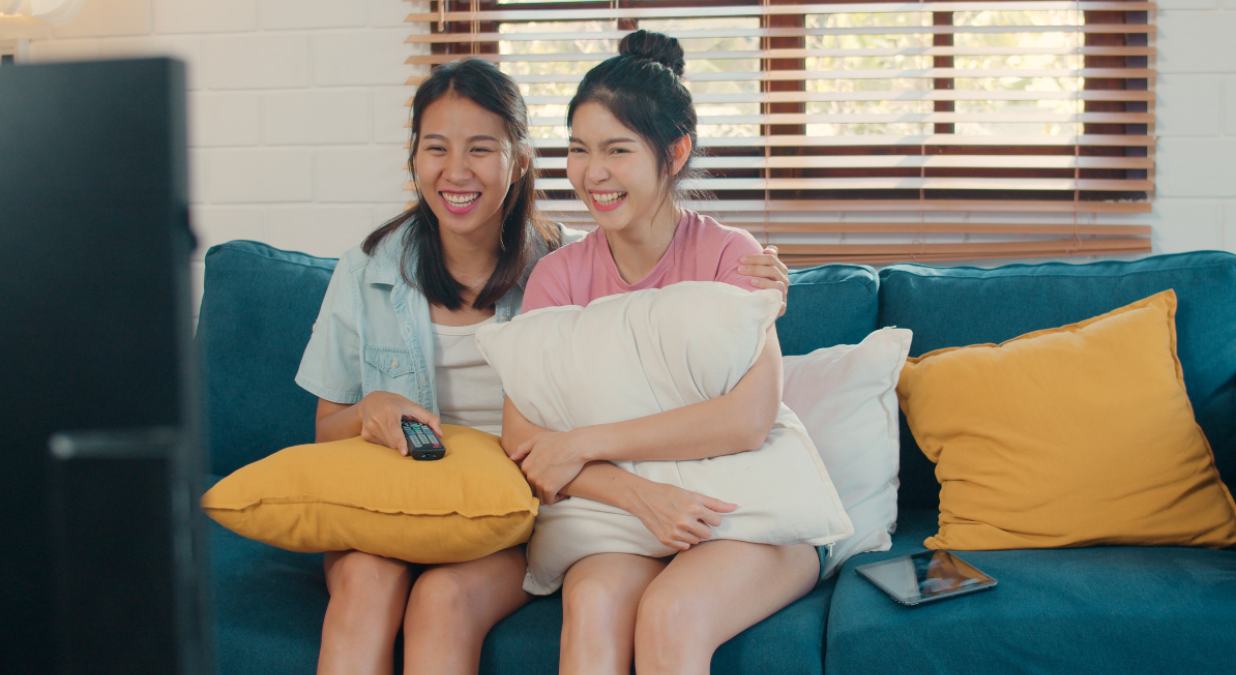 Mujeres ven la tele el 27 de marzo