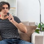 Hombre ve la tele el 28 de marzo