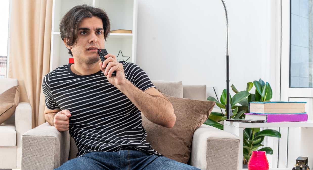 Hombre ve la tele el 28 de marzo