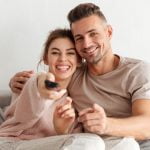 Pareja ve la tele el 3 de marzo