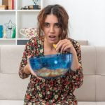 Mujer ve la tele el 30 de marzo