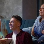 Amigos ven la tele el 31 de marzo