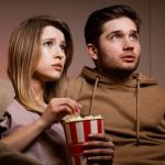 Pareja ve la tele el 4 de marzo