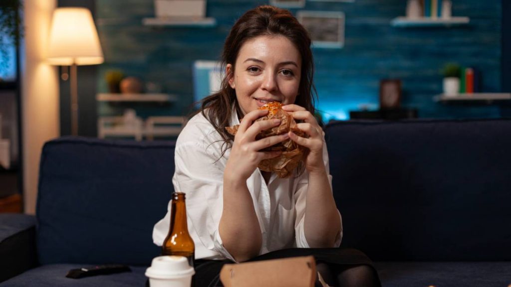 Mujer ve la tele el 6 de marzo