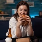 Mujer ve la tele el 6 de marzo