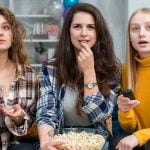 Amigas ven la tele el 7 de marzo