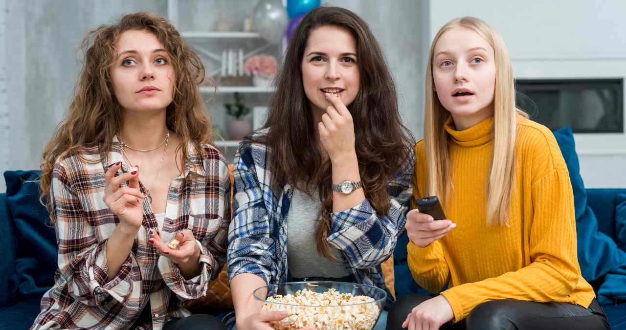 Amigas ven la tele el 7 de marzo