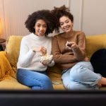 Mujeres ven la televisión el 8 de marzo