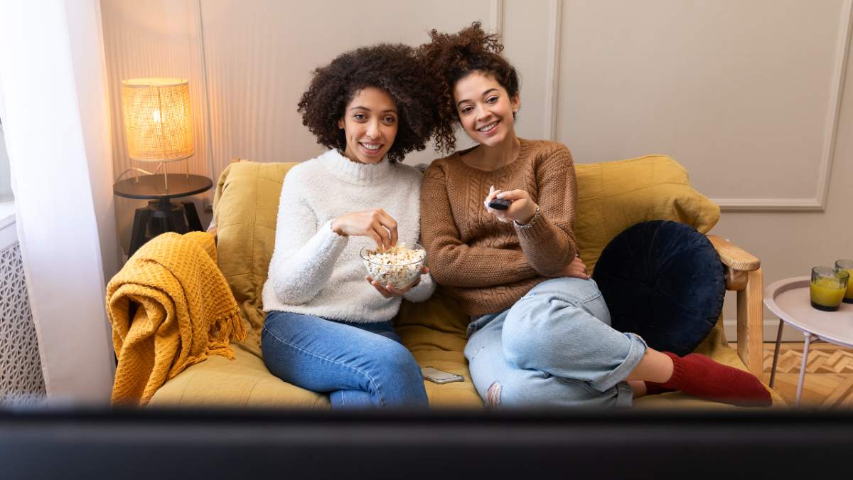 Mujeres ven la televisión el 8 de marzo