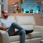 Hombre ve la tele el 9 de marzo