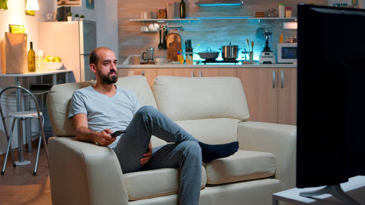 Hombre ve la tele el 9 de marzo
