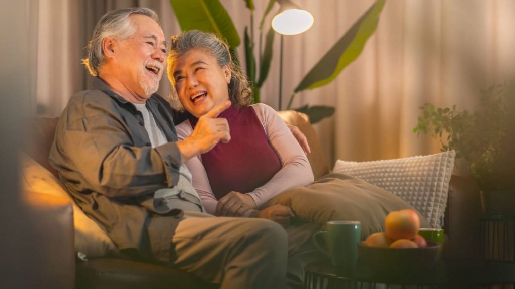 Ancianos ven la tele el 1 de abril