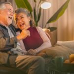 Ancianos ven la tele el 1 de abril
