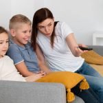 Familia ve la tele el 11 de abril