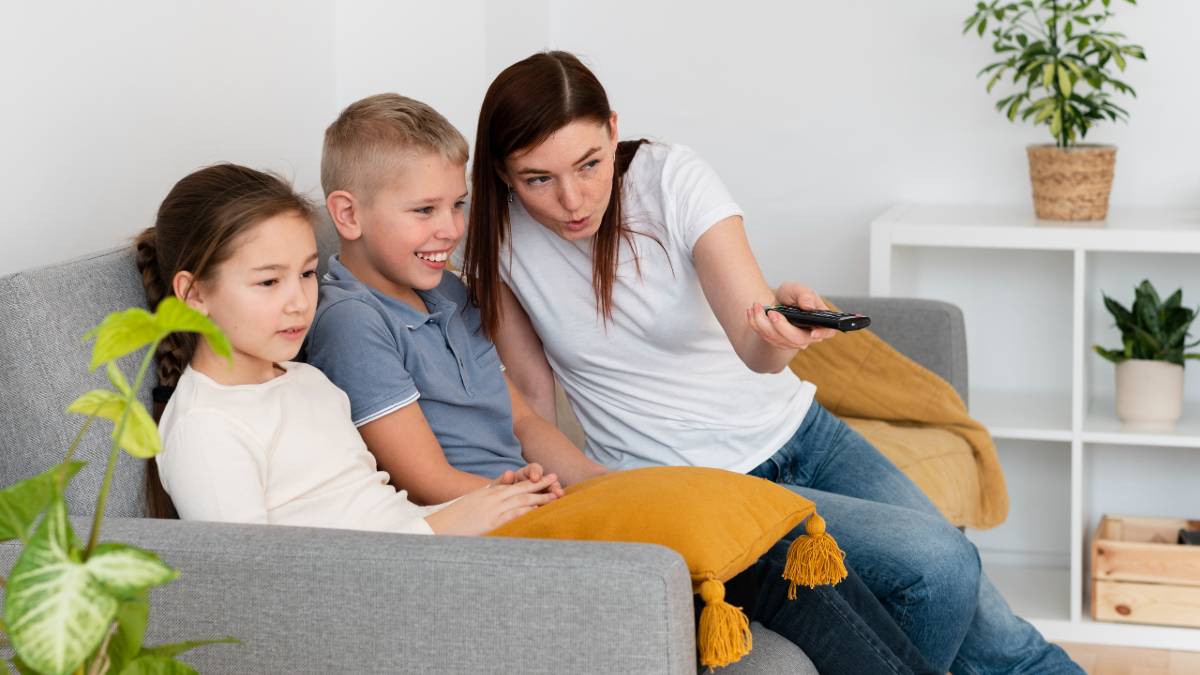 Familia ve la tele el 11 de abril