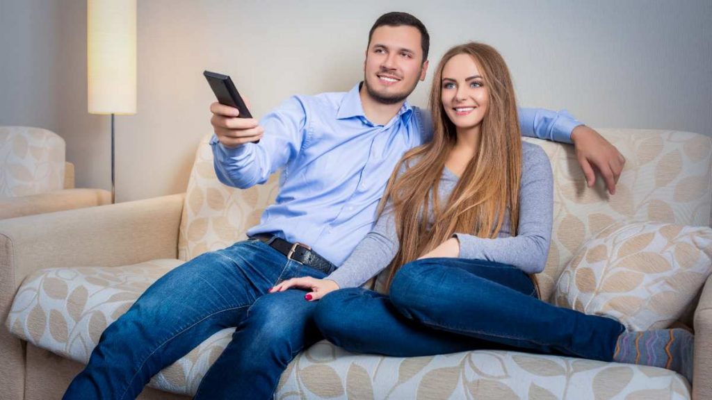 Pareja ve la tele el 19 de abril