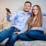 Pareja ve la tele el 19 de abril