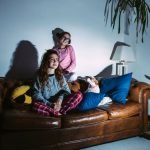 Mujeres ven la tele el 2 de abril