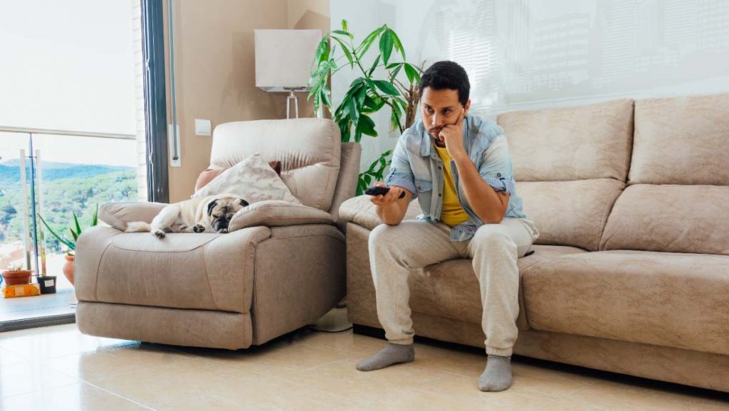 Hombre ve la tele el 20 de abril