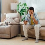 Hombre ve la tele el 20 de abril