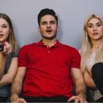 Amigos ven la tele el 21 de abril